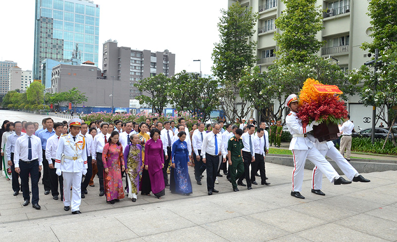 Leaders of Ho Chi Minh city offer flowers to commemorate Uncle Ho