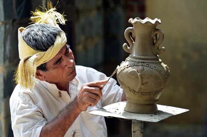 Compiling dossier on Cham ethnic pottery to submit to UNESCO