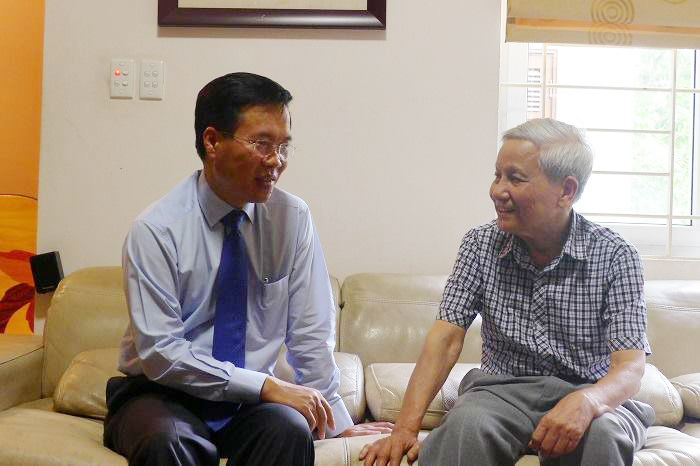 Mr Vo Van Thuong visited and congratulated two senior journalists
