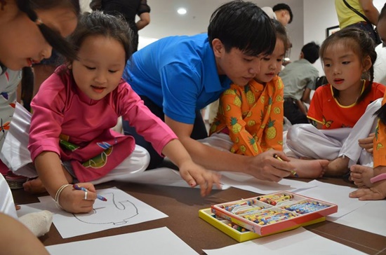 Children study the beauty of Vietnamese Ao dai