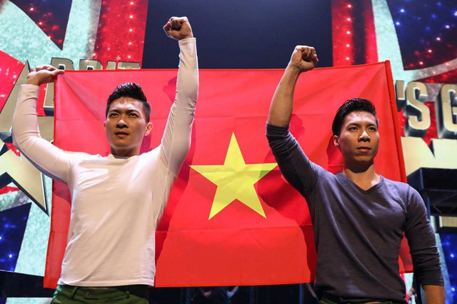 Presenting certificates of merit to Giang Brothers