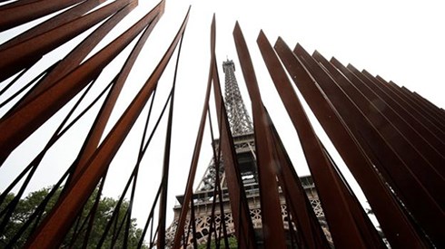 Paris builds permanent anti-terror fence around Eiffel Tower