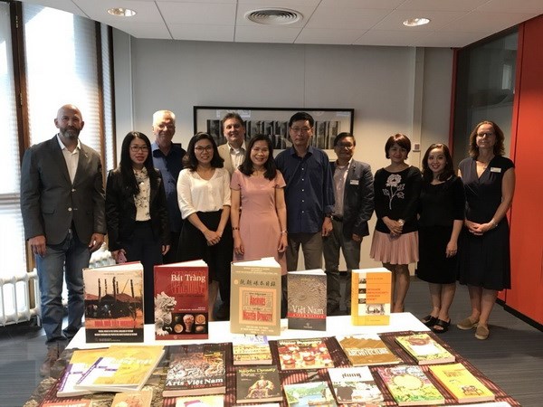41 precious books about Vietnam presented to Netherlands’ Leiden University