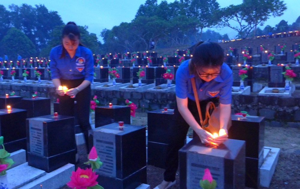 Youth nationwide light candles to commemorate fallen soldiers