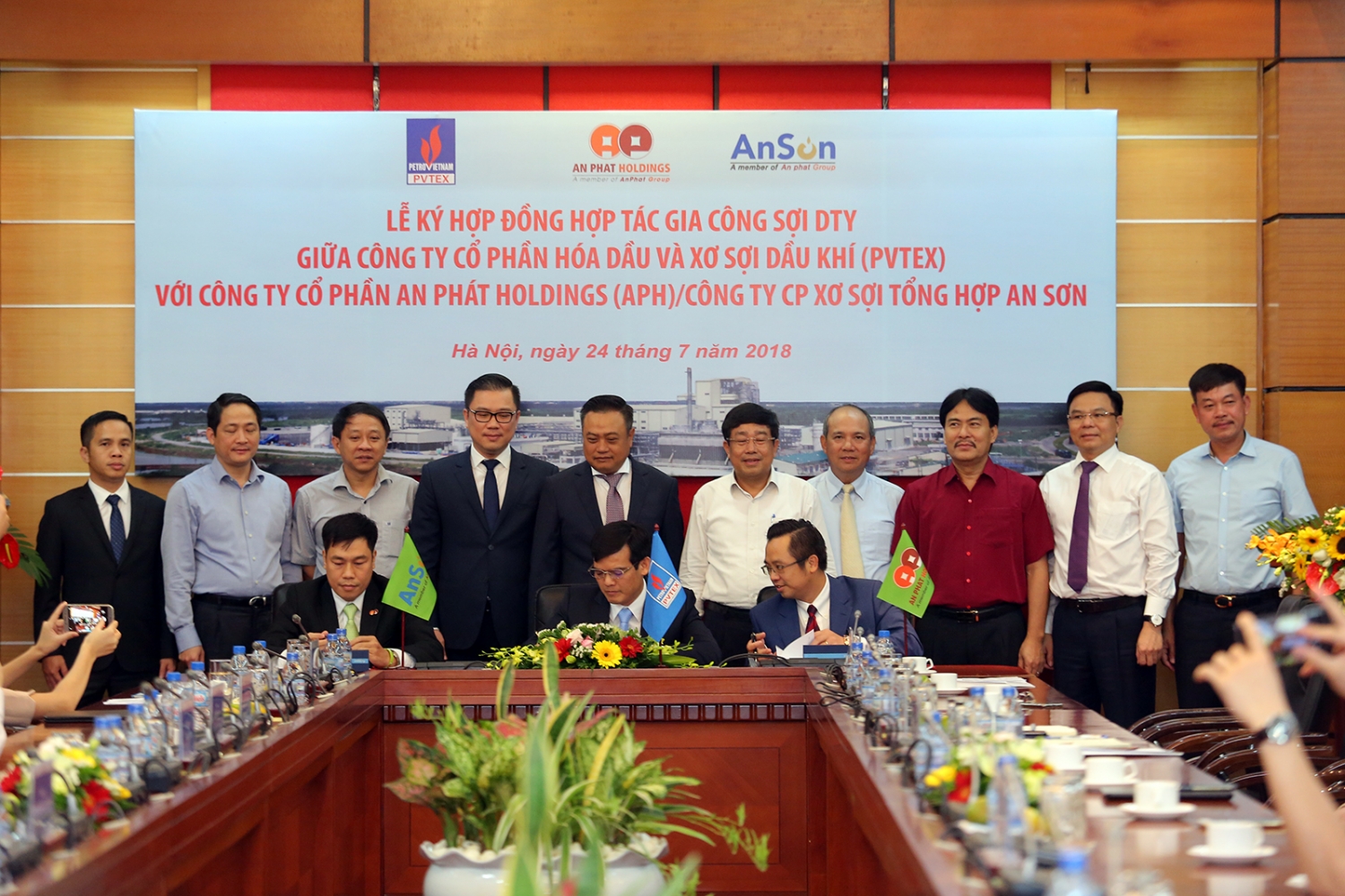 Agreement signed for fiber processing of Dinh Vu Polyester Fibre Plant