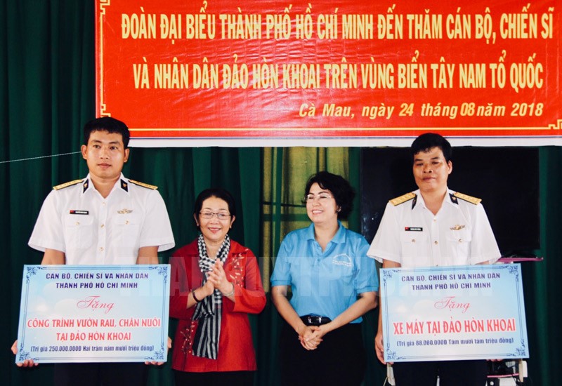 Ho Chi Minh city gives over VND1 5 billion to islands’ people
