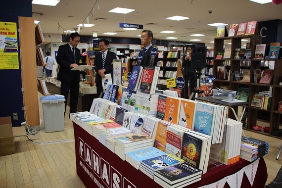 Vietnamese books displayed in Japan
