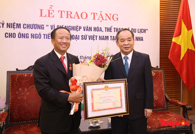 Presenting insignia for the cause of culture, sports and tourism to Vietnamese Ambassador to Spain