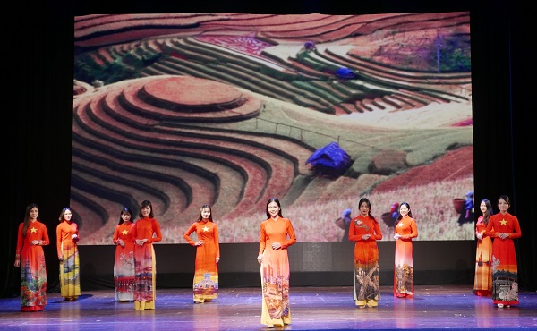 ASEAN cultural arts and traditional costume performances 2018 in Hanoi