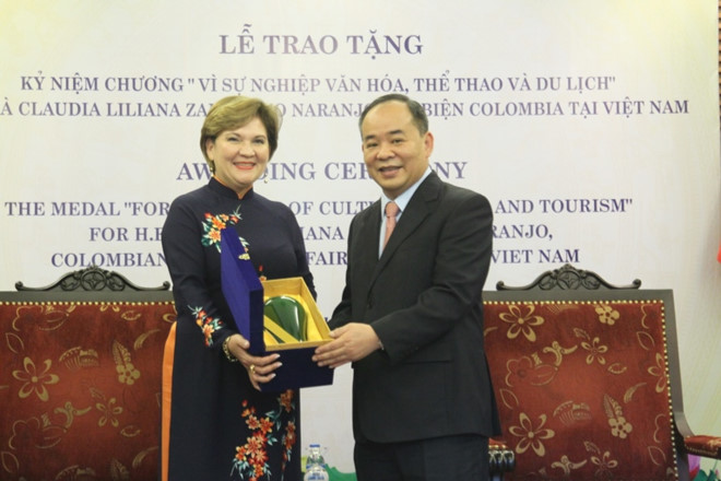 Presenting medal for the cause of culture, sports and tourism to Colombian Chargé d affaires to Vietnam