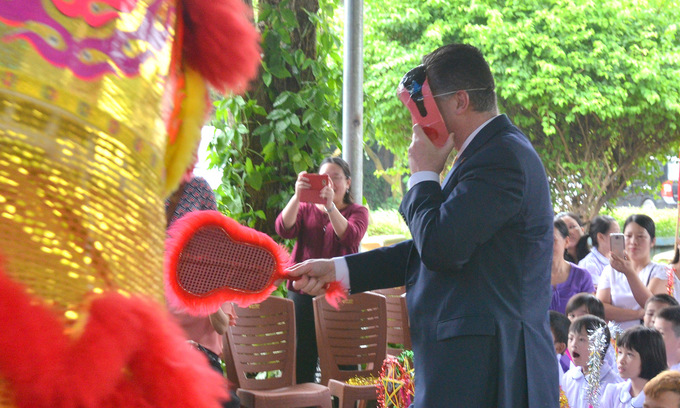 US Ambassador celebrates Mid-Autumn festival with children with disabilities