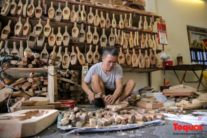Mold-maker spends 35 years preserving traditional craft in Hanoi