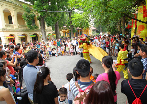 Mid-autumn festival at Thang Long Imperial Citadel