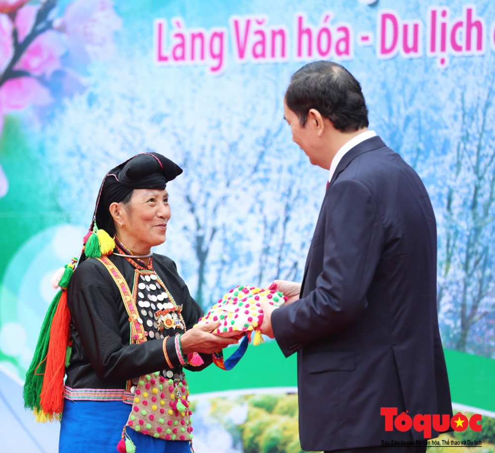 Photos on warm sentiment among President Tran Dai Quang and ethnic people