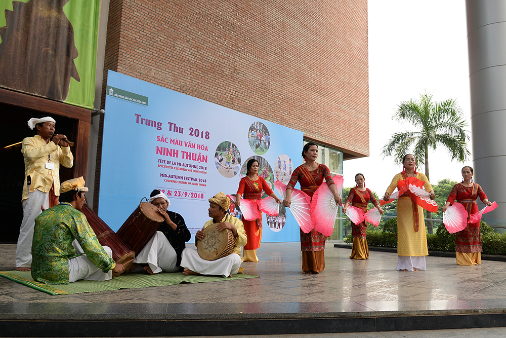 Kids in Hanoi study central Ninh Thuan provincial culture