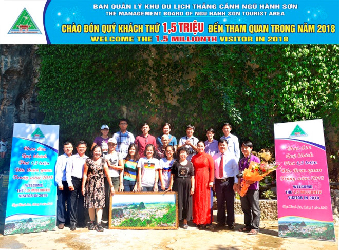 Ngu Hanh Son greets 1 5 millionth tourist in 2018