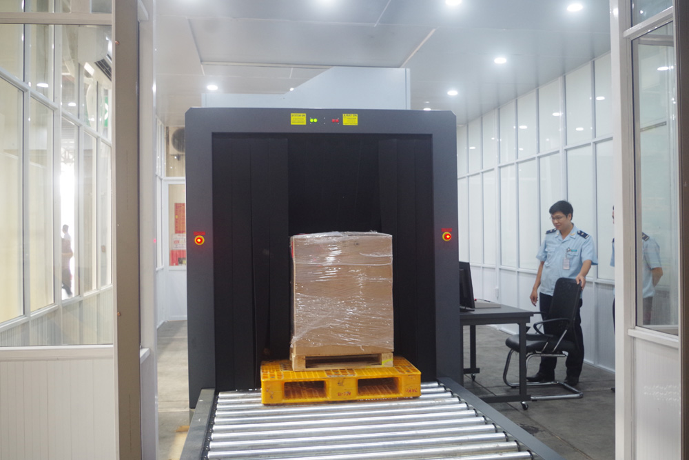 US Embassy donates scanner to Vietnam Customs