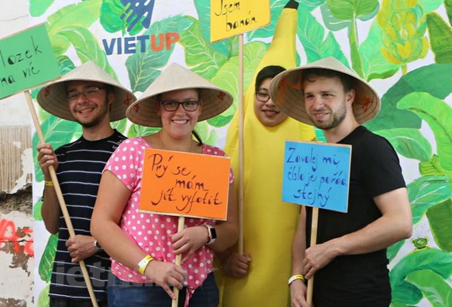 Young overseas Vietnamese actively integrates into Czech Republic