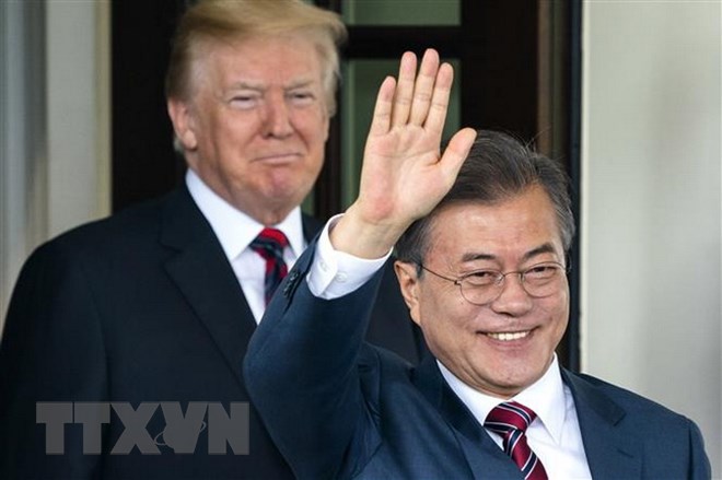 US President Donald Trump calls RoK counterpart Moon Jae-in