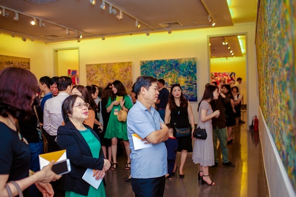 Admiring the beauty of paintings by Vietnamese and Dutch artists