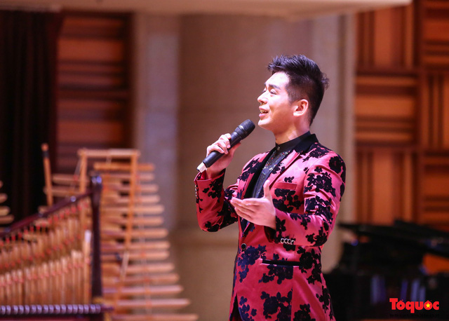Chinese singer performs song on President Ho Chi Minh in Vietnamese