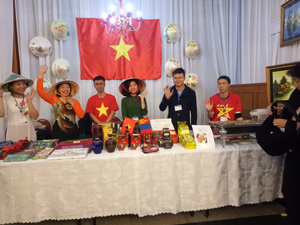 Vietnamese Embassy in Mongolia enjoys bazaar