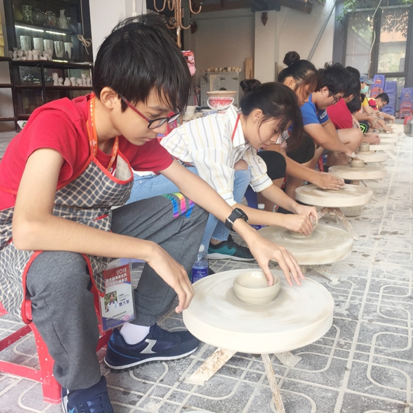 Overseas Vietnamese students in Taiwan China visit Bat Trang village