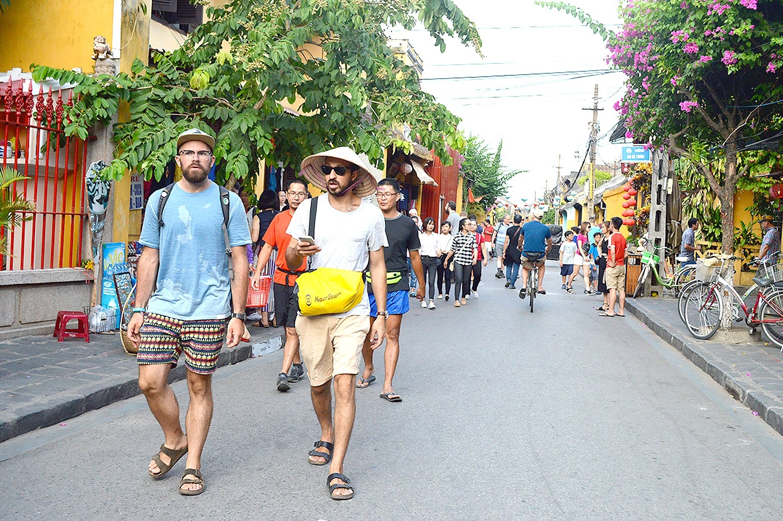 Over 12 8 million foreigners visit Vietnam in 10 months