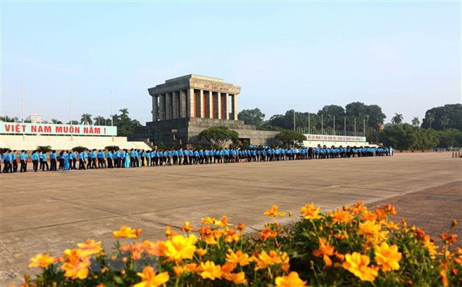 Former overseas Vietnamese teachers in Thailand visit Ho Chi Minh’s Mausoleum
