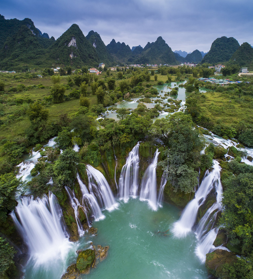 Grandiose Ban Gioc Waterfall in flood season
