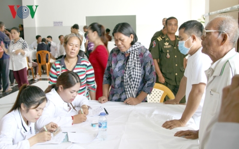 Vietnamese doctors bring light to poor Cambodian patients