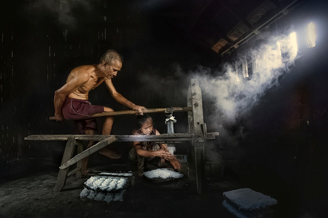 Admiring winning photos of Vietnam Heritage Photo Contest 2018
