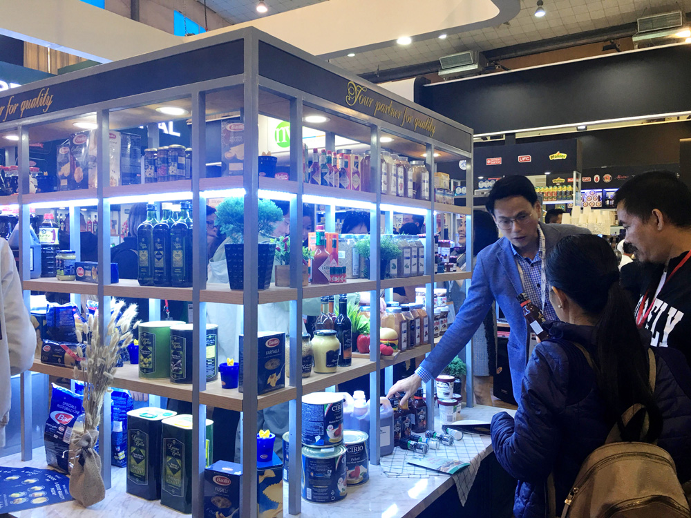 Over 1,000 exhibitors join Food  Hotel 2018 in Hanoi