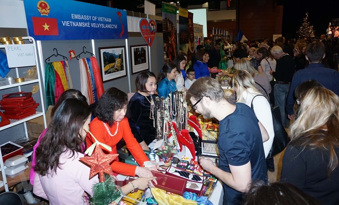 Vietnam’s silk introduced at Prague International Christmas Fair in Czech Republic