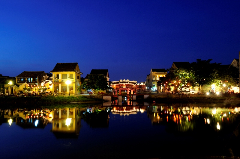 Photos of Vietnam, China’s beauty on display in Hanoi