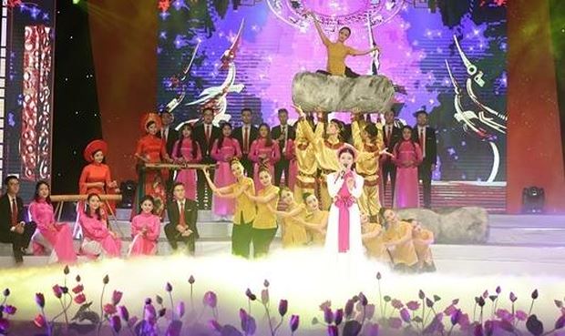 Arts performance praising President Ho Chi Minh on occasion of New Year 2019