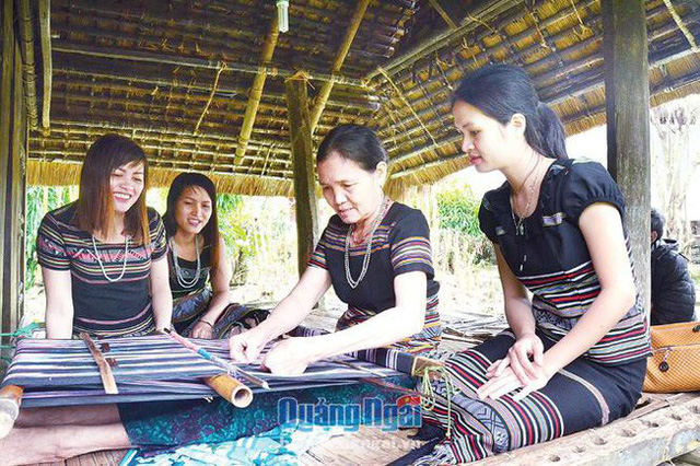 Hre ethnic traditional brocade weaving proposed as National Intangible Cultural Heritage