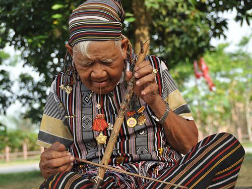 Quang Ngai province Training course on making and using Hre ethnic traditional musical instruments