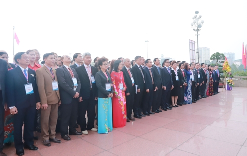 Overseas Vietnamese offer flowers to commemorate President Ho Chi Minh in Nghe An