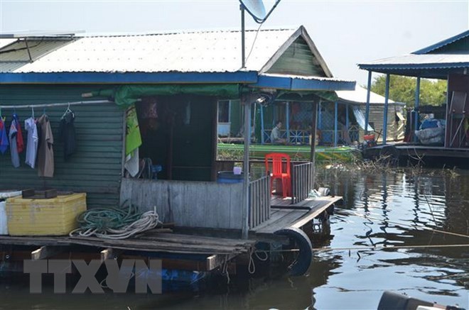 Ho Chi Minh city presents gifts to overseas Vietnamese in Cambodia’s Tonlé Sap
