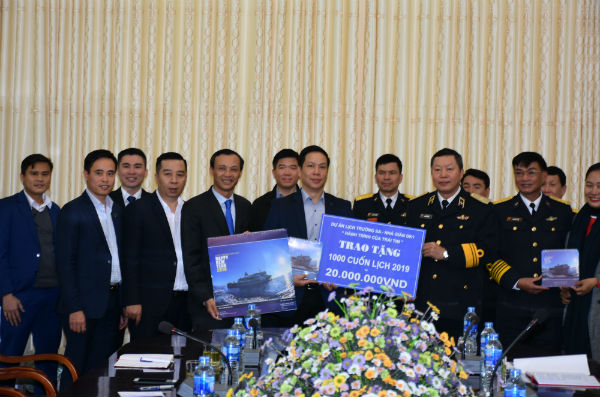 Overseas Vietnamese present Tet gift to soldiers on Truong Sa Island and DK frame house