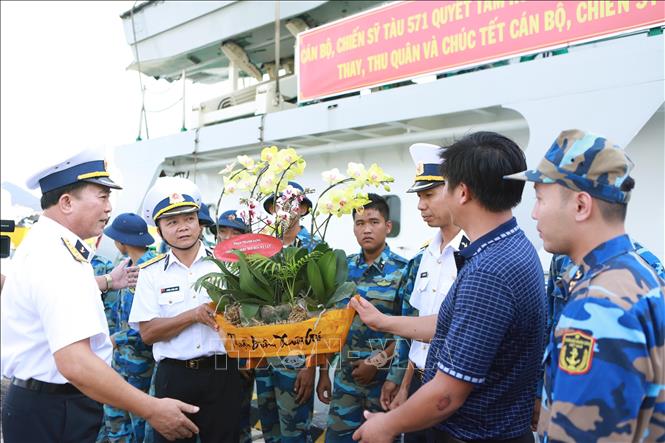 Tet 2019 presents brought to Spratly islands
