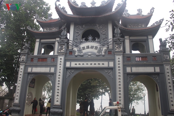 Phu Tay Ho attracts thousands of people in lunar new year