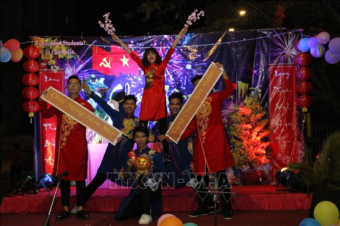 Vietnamese students in Cambodia welcome Tet