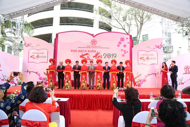 Hanoi Various activities invite visitors to Spring Book Street