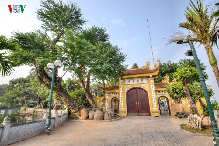 Discovering ancient Tran Quoc pagoda
