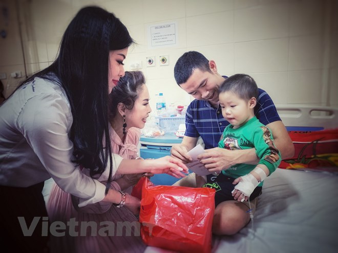 Charitable Foundation of Mrs Ao Dai Vietnam Europe presents gifts to poor people in Vietnam