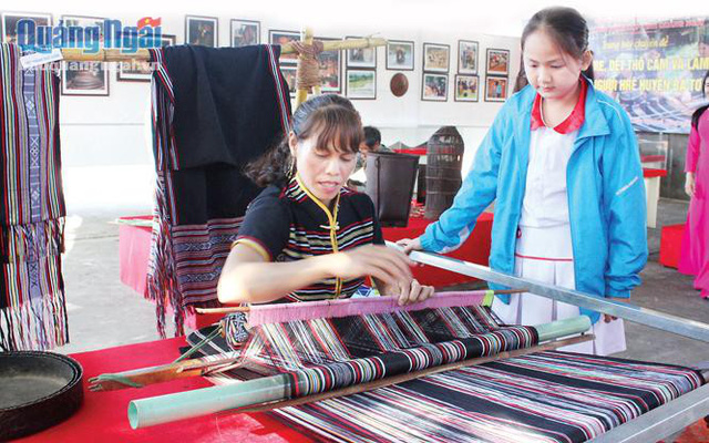 Hre ethnic traditional brocade weaving recognized as National Intangible Cultural Heritage