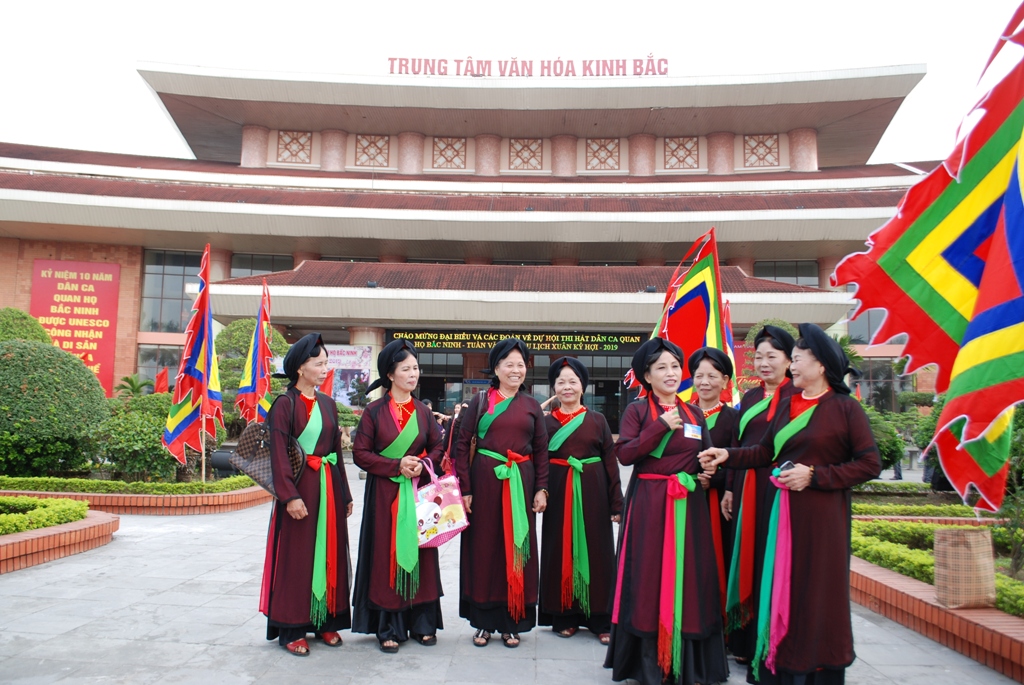 Cultural activities welcome festival on Quan ho folk singing