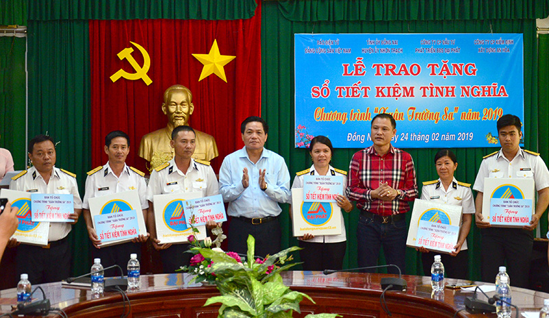Presenting “Truong Sa spring” program savings in southern Dong Nai province